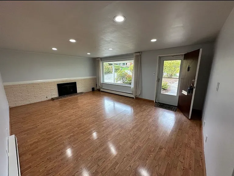8256 43rd Ave NE — Photo 10