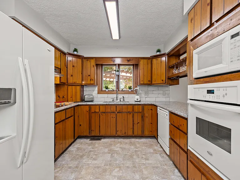 8300 Saint Peters Ln — Photo 12