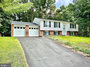 131 Forest Ridge Dr, Sterling, VA 20164