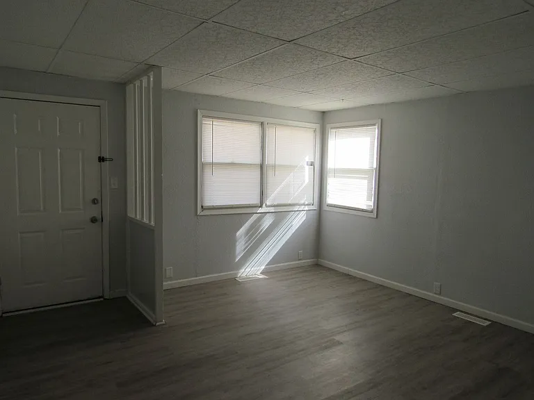 2 Bed 1 Bath in Triplex — Photo 4