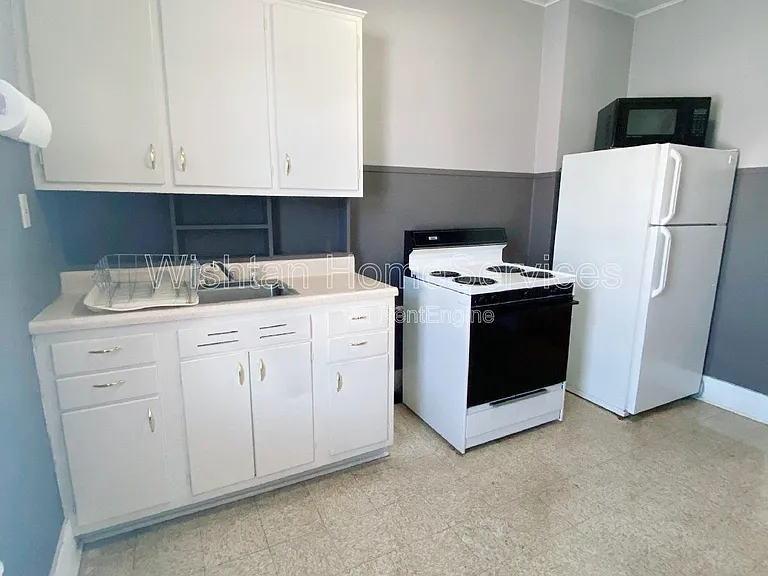 209 Chandler Blvd #A — Photo 1