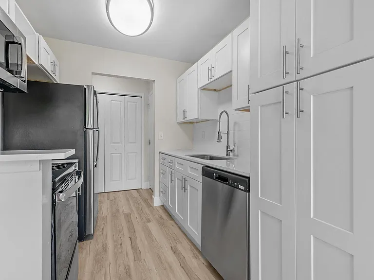 Sunnymede Apartments - Troy, MI — Photo 5