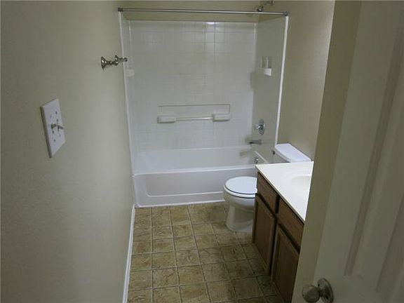 3rd image of 905 Denton St