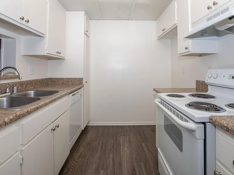 Maplewood Apartment Homes — Photo 32