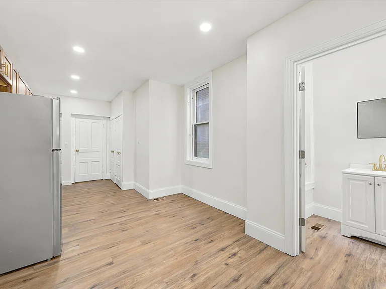 235 N Creighton St — Photo 9