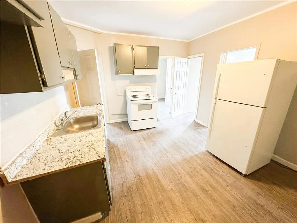 3 bed, 1.0 bath, 4986 sqft, $3,538 — Photo 2