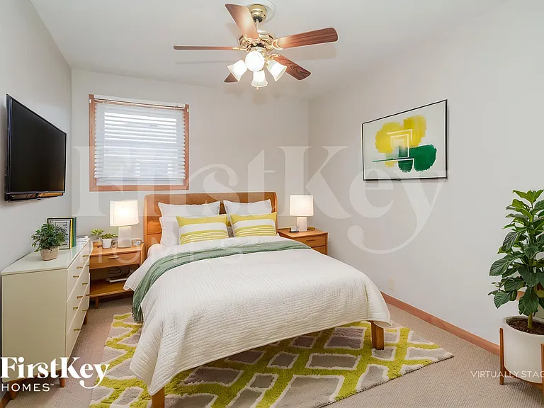 422 Granville Ave — Photo 10