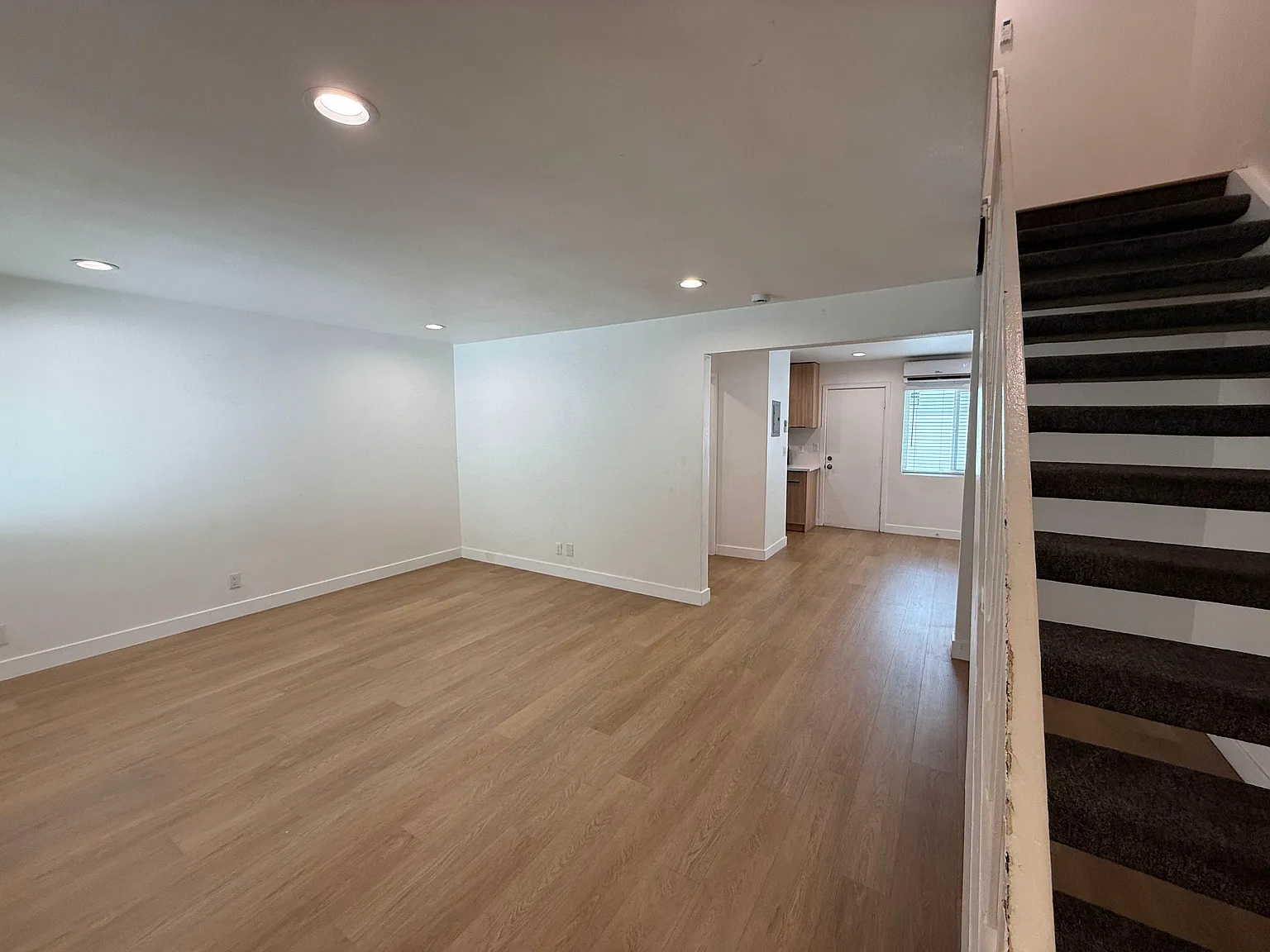 3 bed, 1200 sqft, $3,300 — Photo 3
