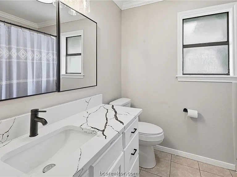 507 Lansing Ct — Photo 12