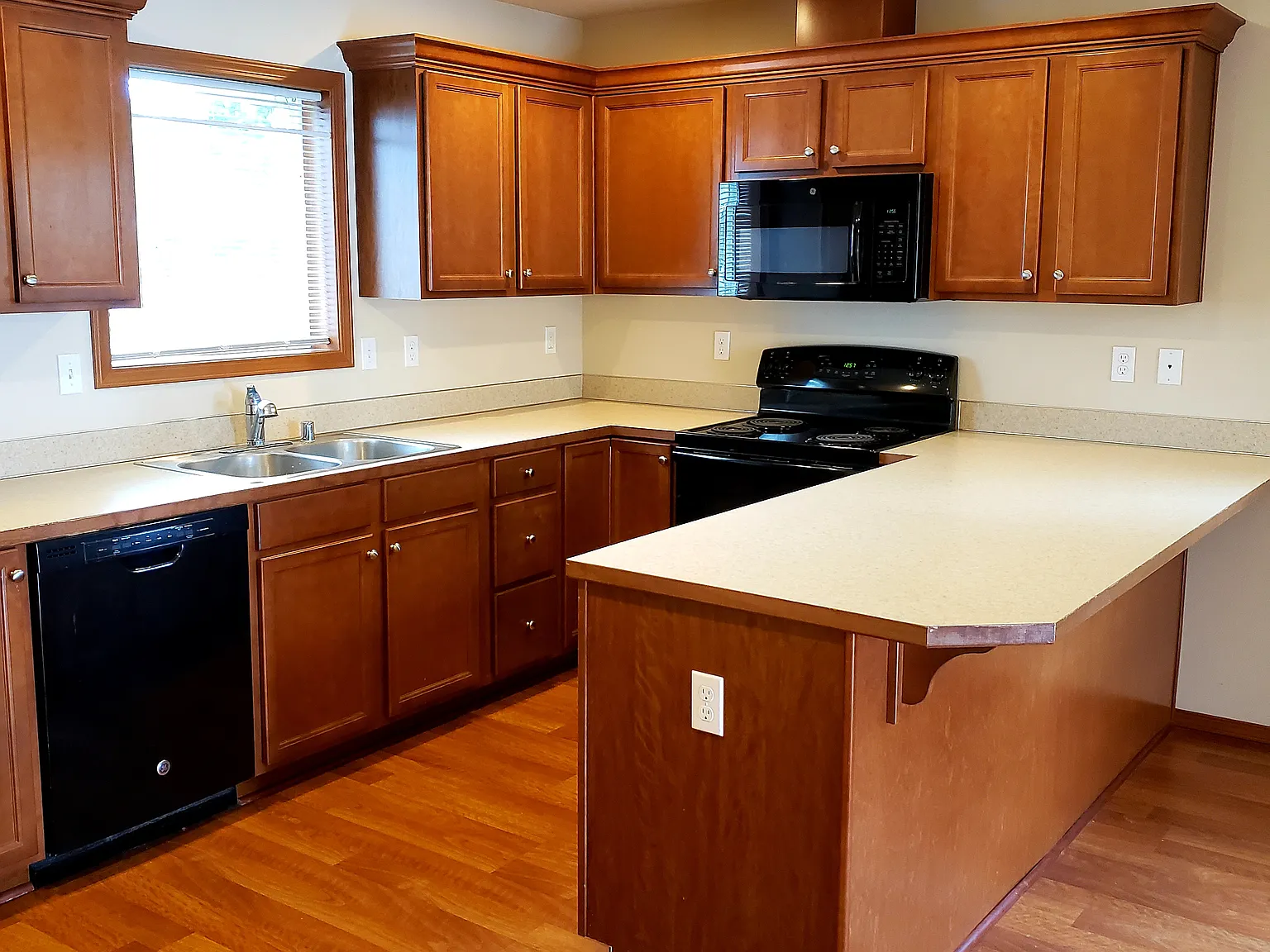 3 bed, 1400 sqft, $2,595 — Photo 3