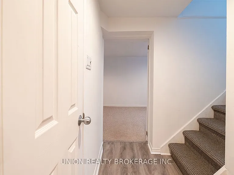 15 Blantyre Ave #LOWER — Photo 2