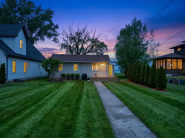 7054 Middle Channel Dr, Harsens Island, MI 48028