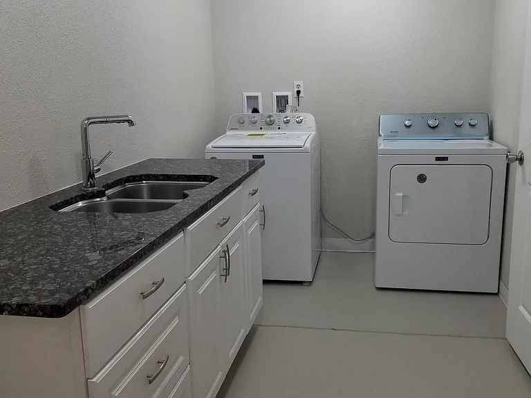 2058 Sumac St — Photo 38