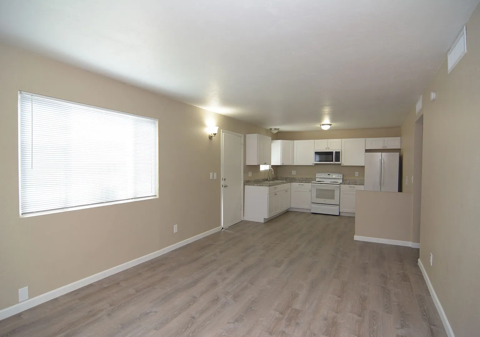 Recently Remodeled 2 Bedroom 1 Bath Fourplex! Great Central Location! — Photo 4