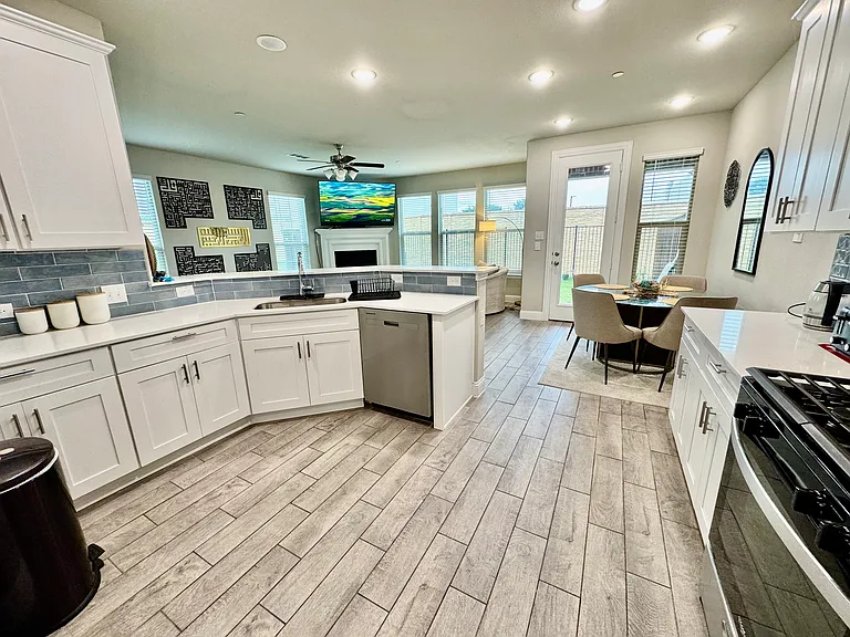 1045 Keswick Dr — Photo 5