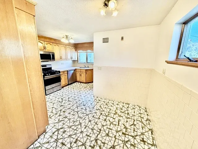 3 bed, 9999 sqft, $3,000 — Photo 4