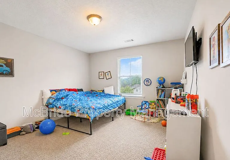 560 Hampton Dr — Photo 16