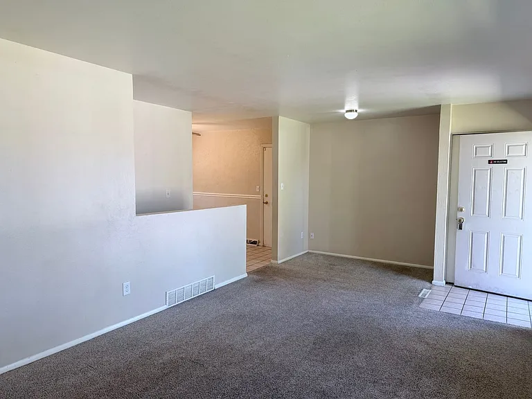 1938 Berkshire Ln — Photo 5