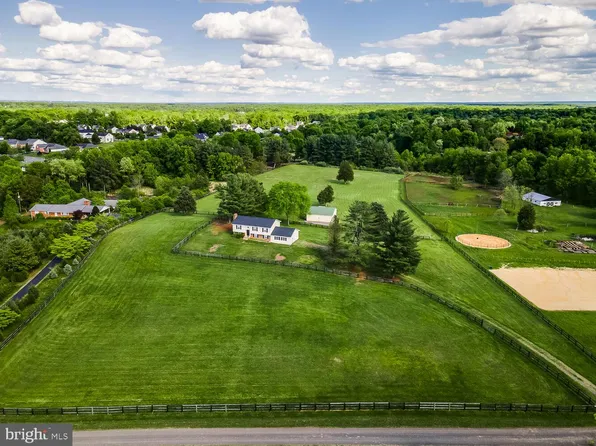 7287 Greenbrier Rd, Warrenton, VA 20187