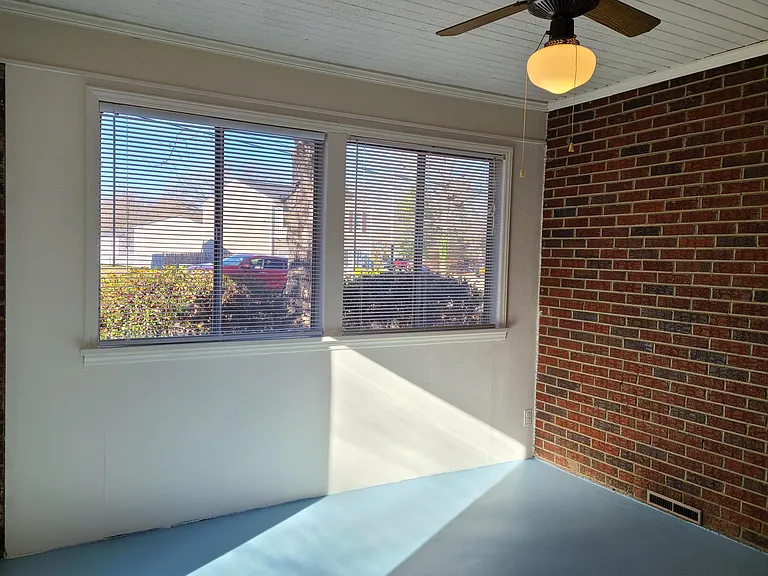 1806 S Hill Ave — Photo 15