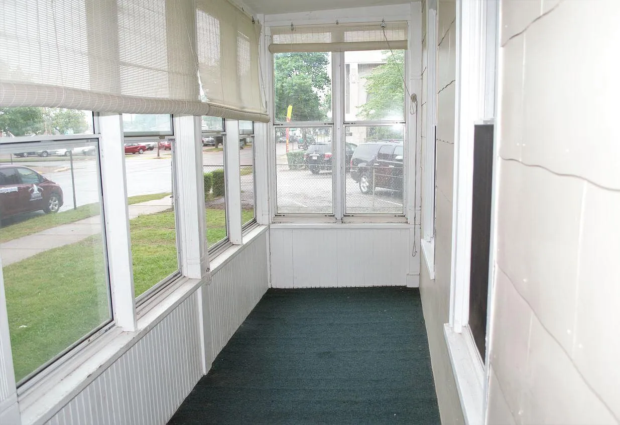 7 bed, 2500 sqft, $375 — Photo 2