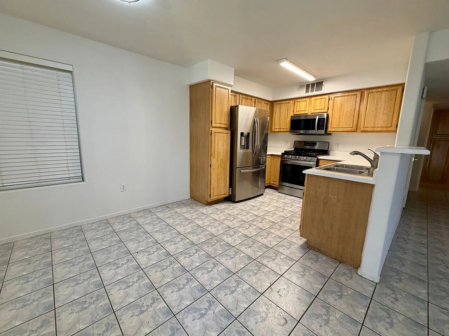 Charming Downstairs 3BR/2BA Condo in Secure Gated Community — Photo 3