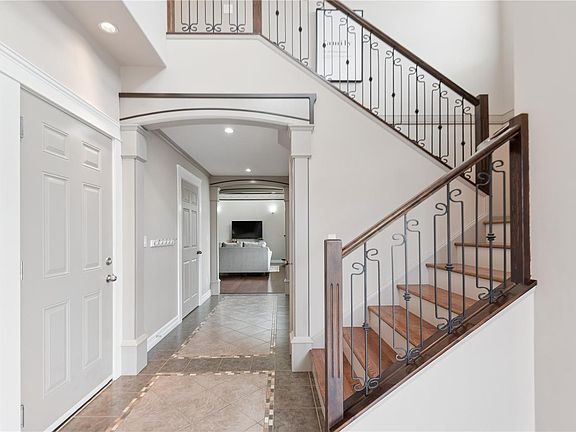 3rd image of 885 Pratt Rd