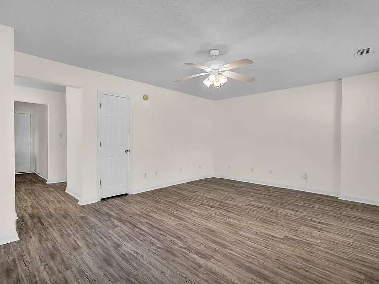 1202 E Waldburg St — Photo 5