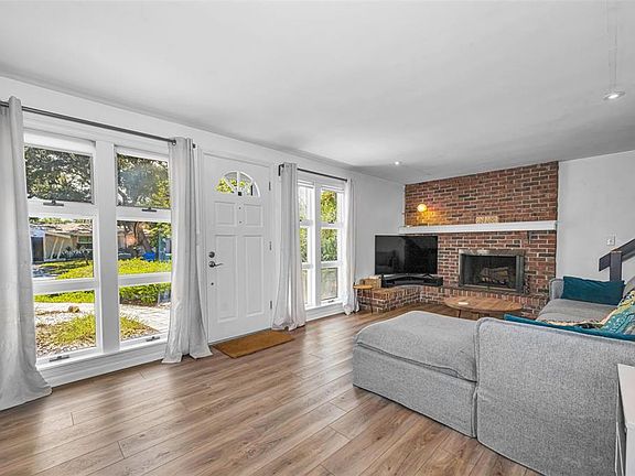 5th image of 380 Colonial Ct