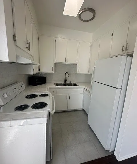 1409 Midvale Ave — Photo 1