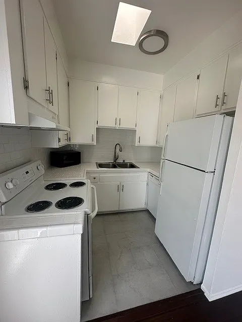 1409 Midvale Ave