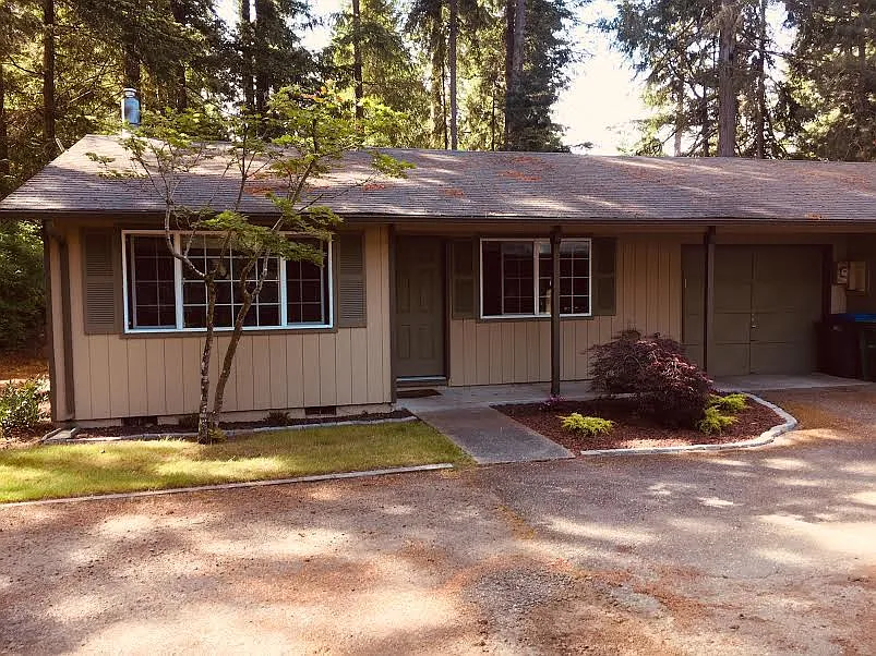 2635 Maccubbin Ln SE — Photo 2