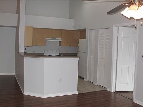 5th image of 422 Villa Cir #422