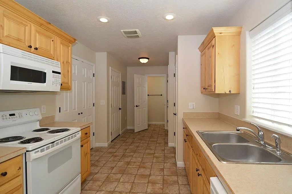 3 bed, 2.5 bath, 1700 sqft, $1,650 — Photo 3