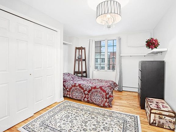 4th image of 1033 Jackson Ave