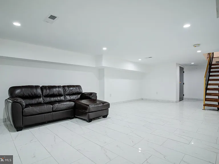 3038 Salmon St — Photo 35