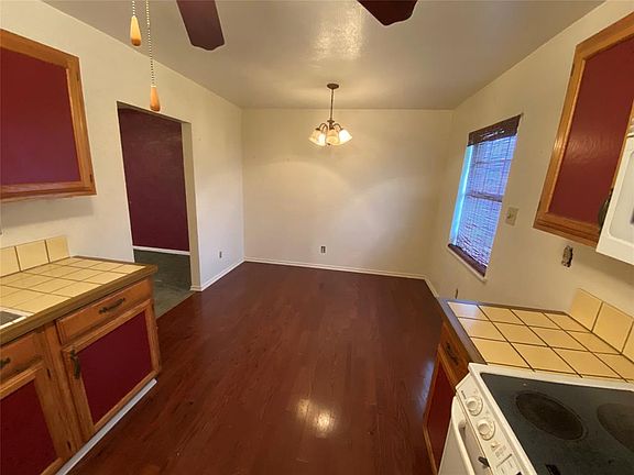 3rd image of 3712 Seven Gables St