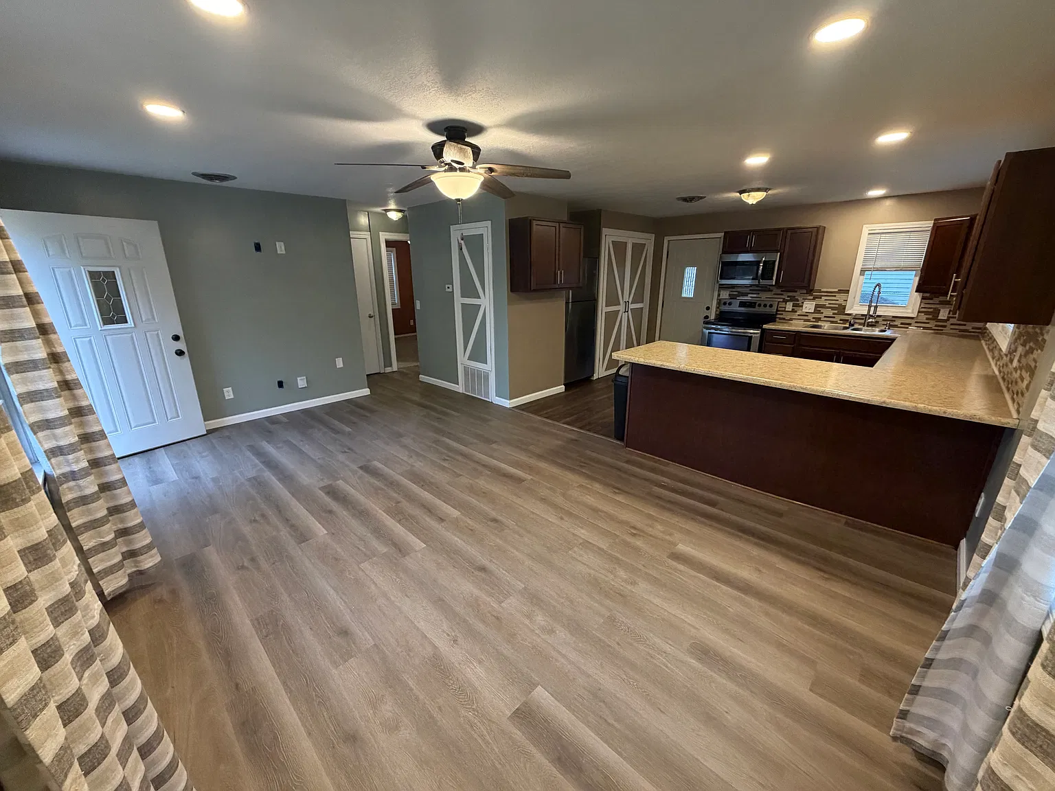2 bed, 792 sqft, $1,600 — Photo 2