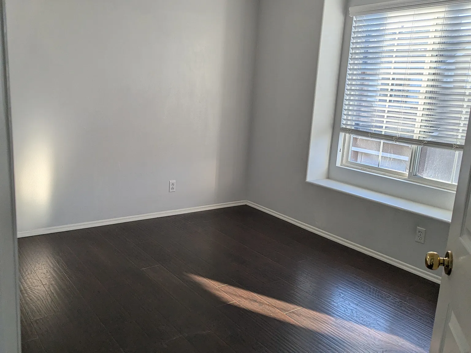 3 bed, 2.5 bath, 1392 sqft, $4,100 — Photo 4