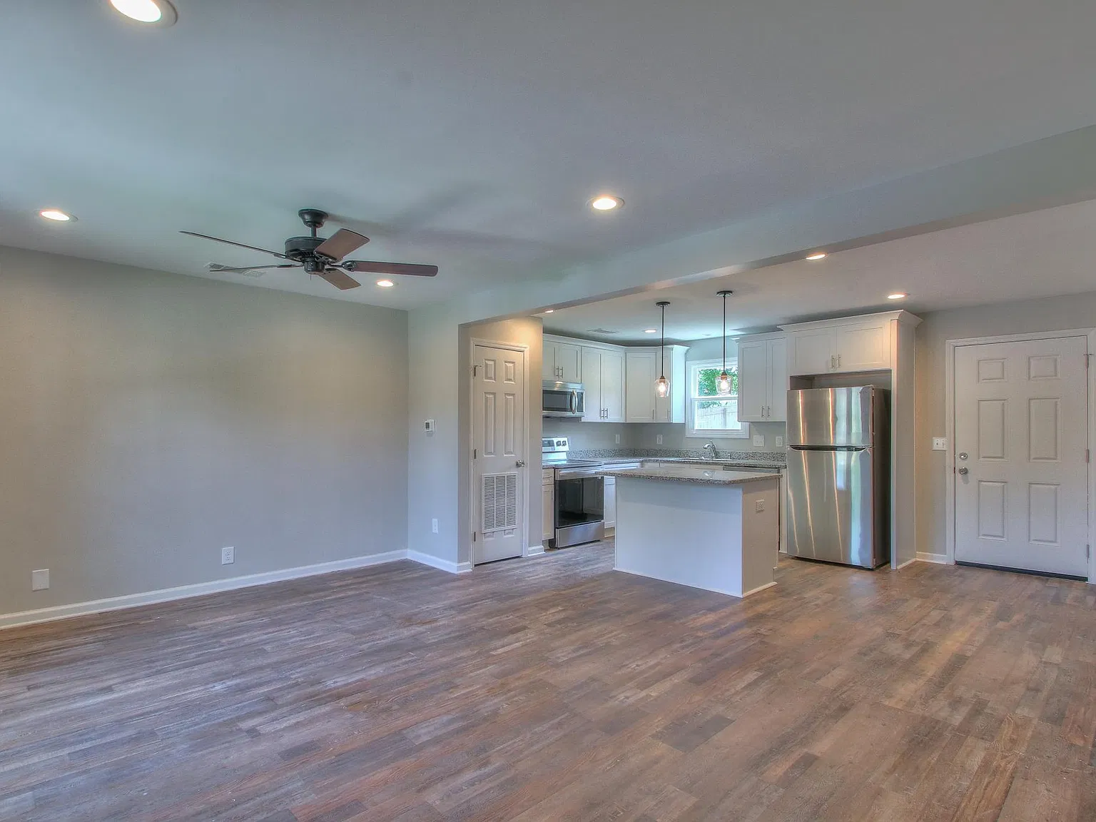 786 Garrison Dr — Photo 2