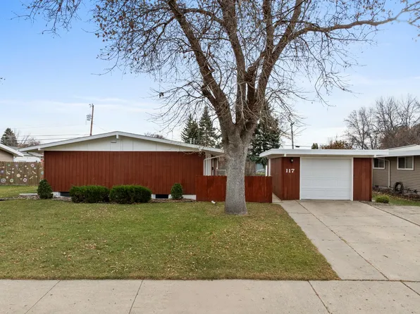 117 26th St SW, Minot, ND 58701