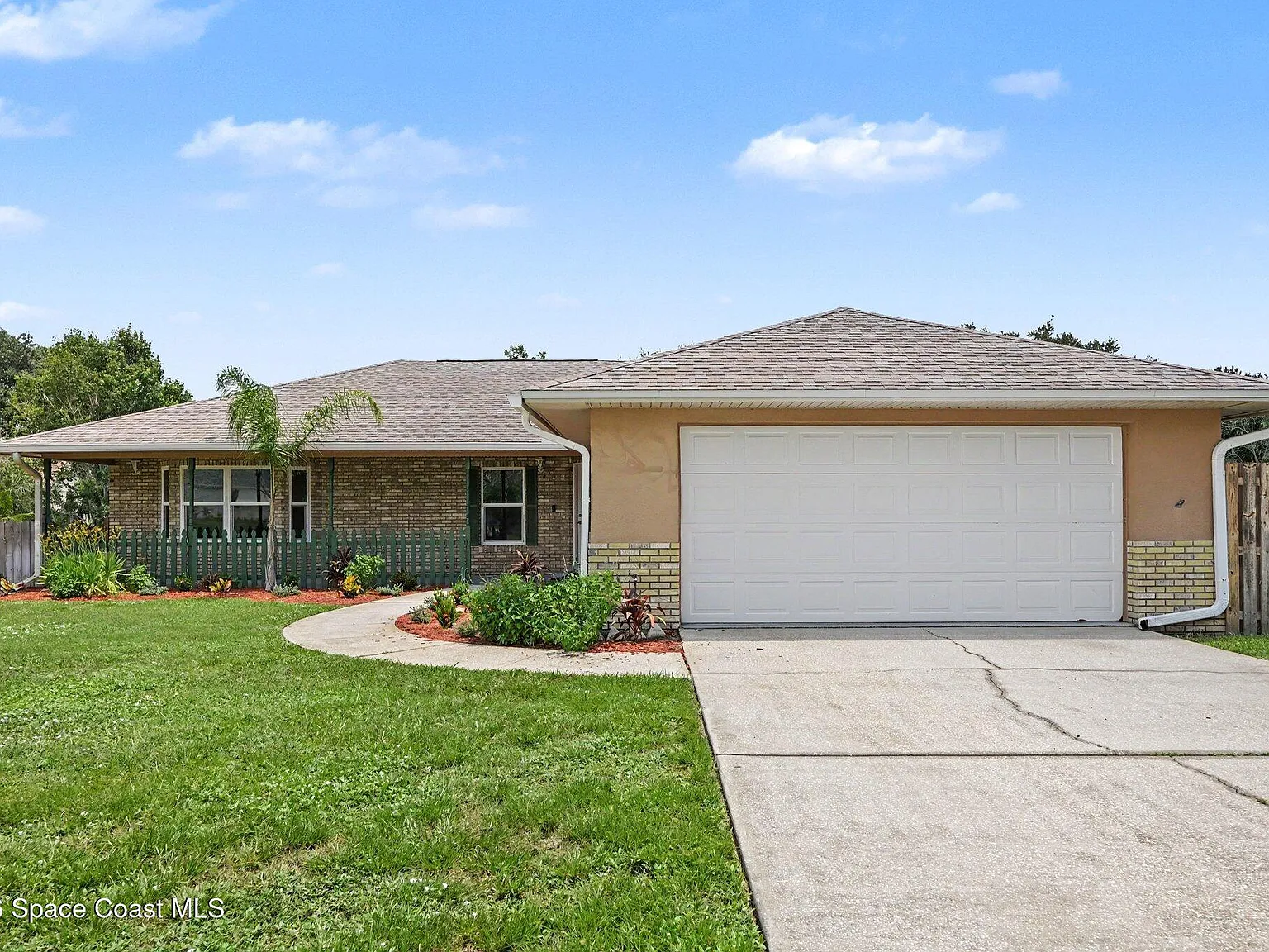 3 bed, 2.0 bath, 1826 sqft, $2,350 — Photo 2