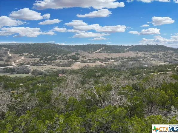 231 Apacheria Pass W, Comfort, TX 78013