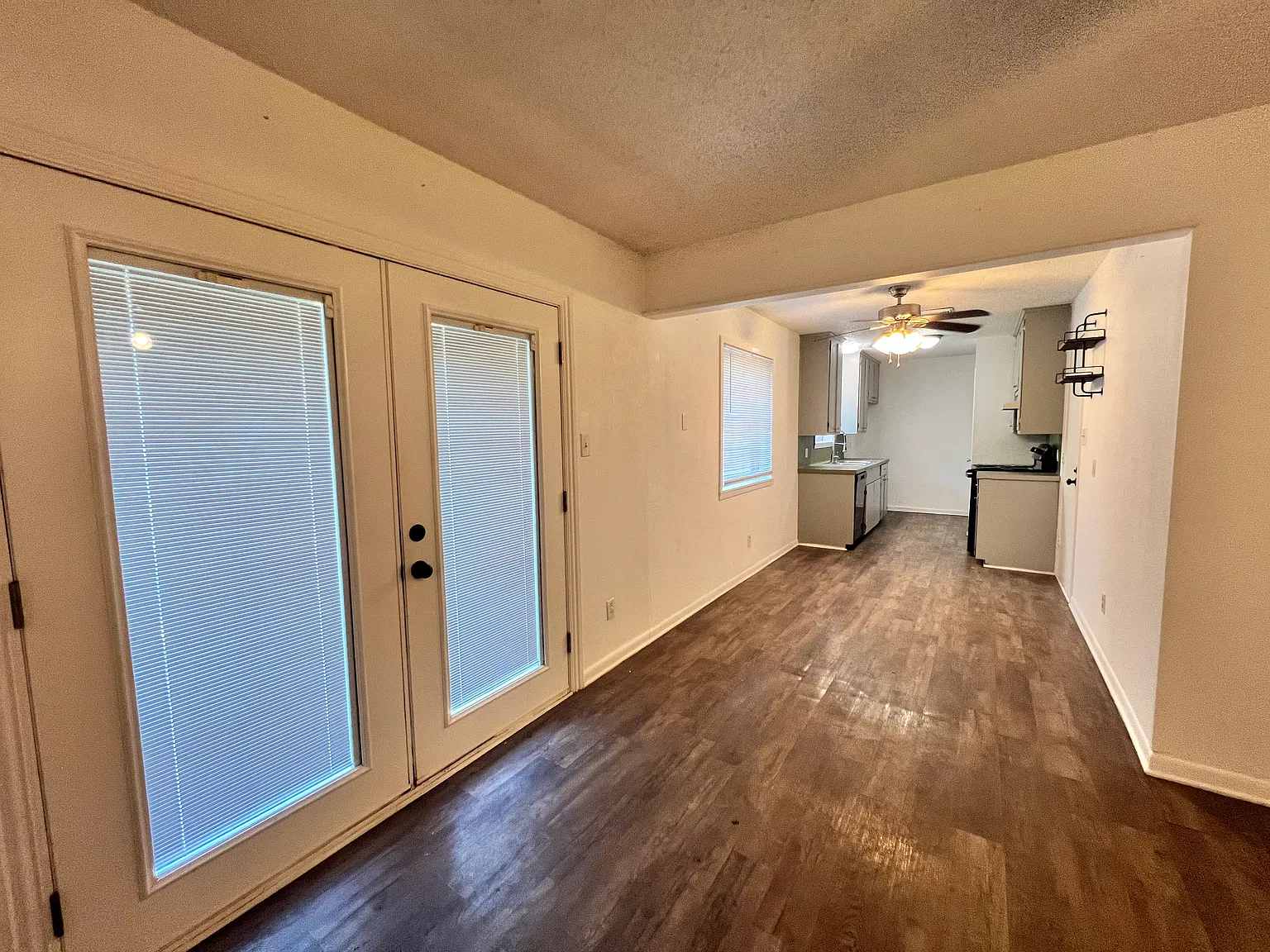 3 bed, 1.5 bath, 1279 sqft, $1,585 — Photo 4