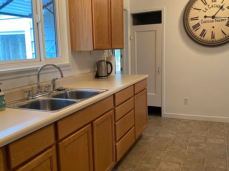 1050 Redway Dr — Photo 7