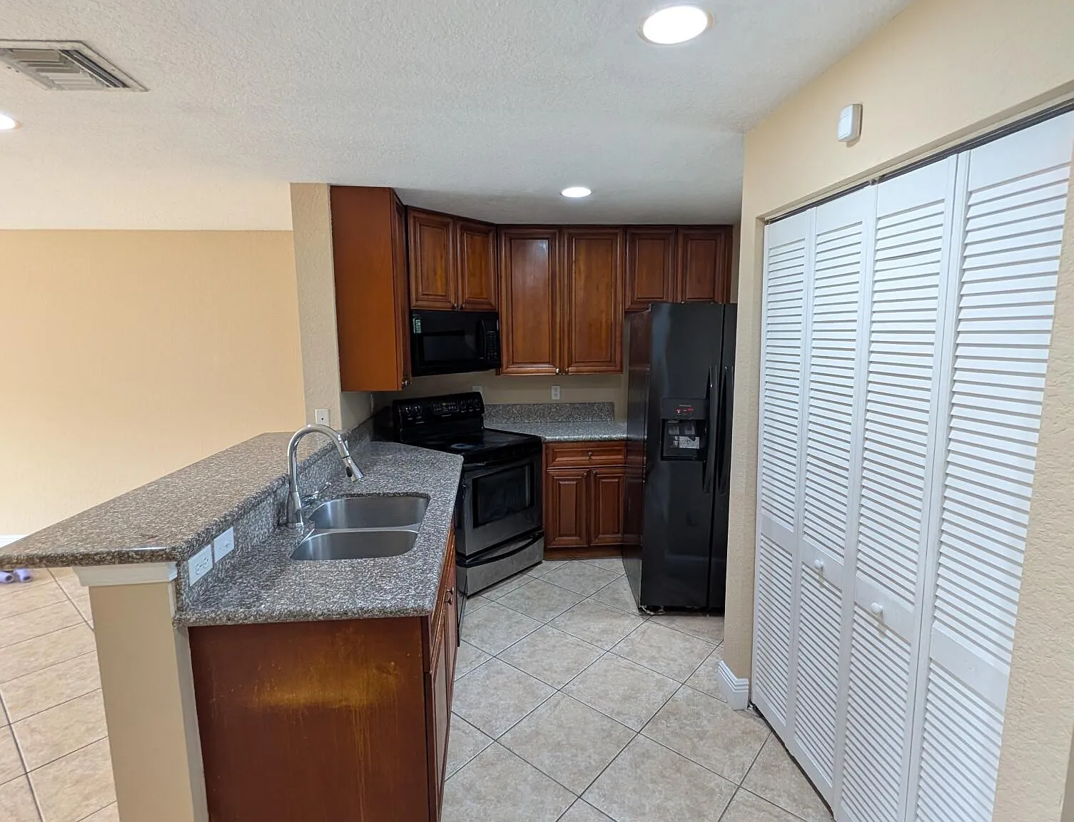 2 bed, 2.5 bath, 1216 sqft, $2,000 — Photo 3