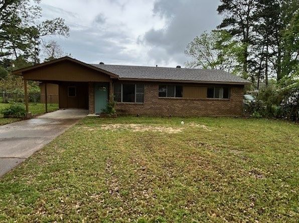 902 Willow Dr