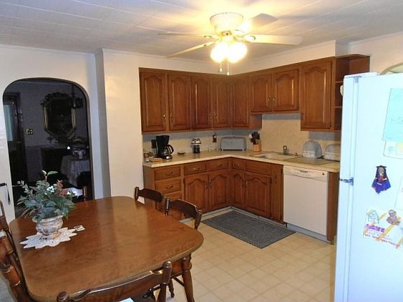 Huge Bright Eat in Kitchen 2