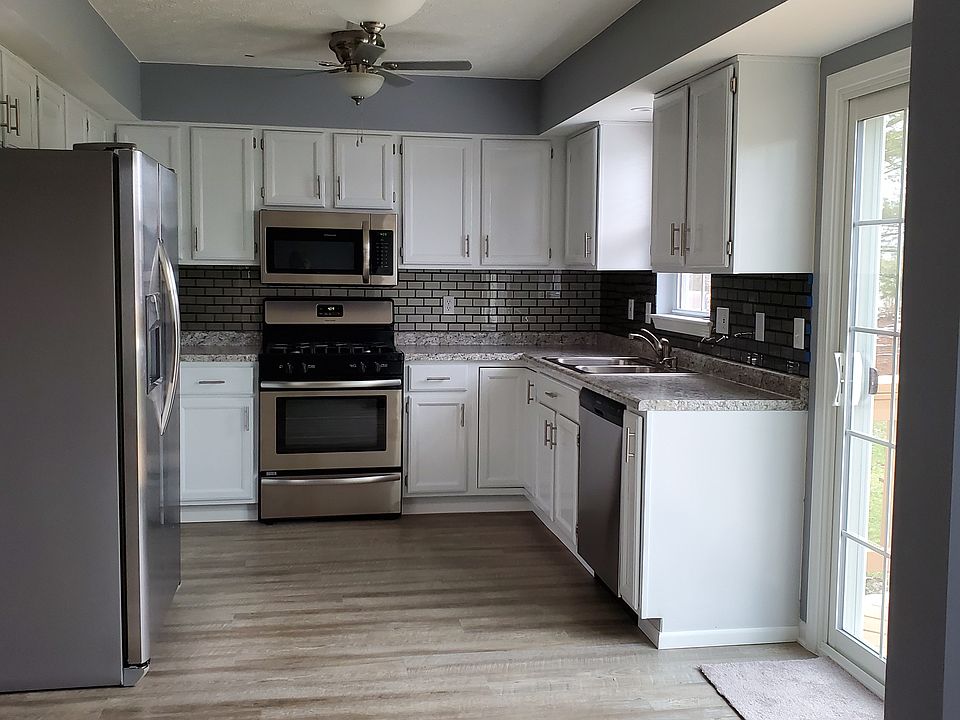 Kitchen w/new stainless stee