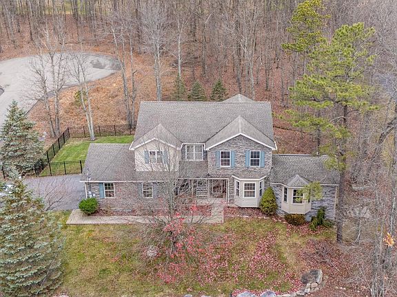 4th image of 2 Pinewood Cir
